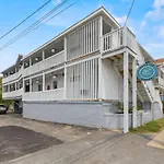 Cozy 1-Bedroom Suite Steps From The Beach