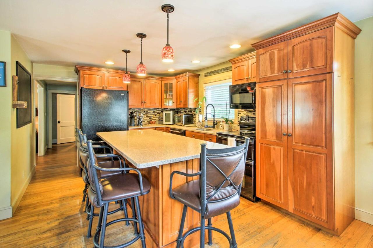 Holiday home Walking Distance To Maine With Deck!